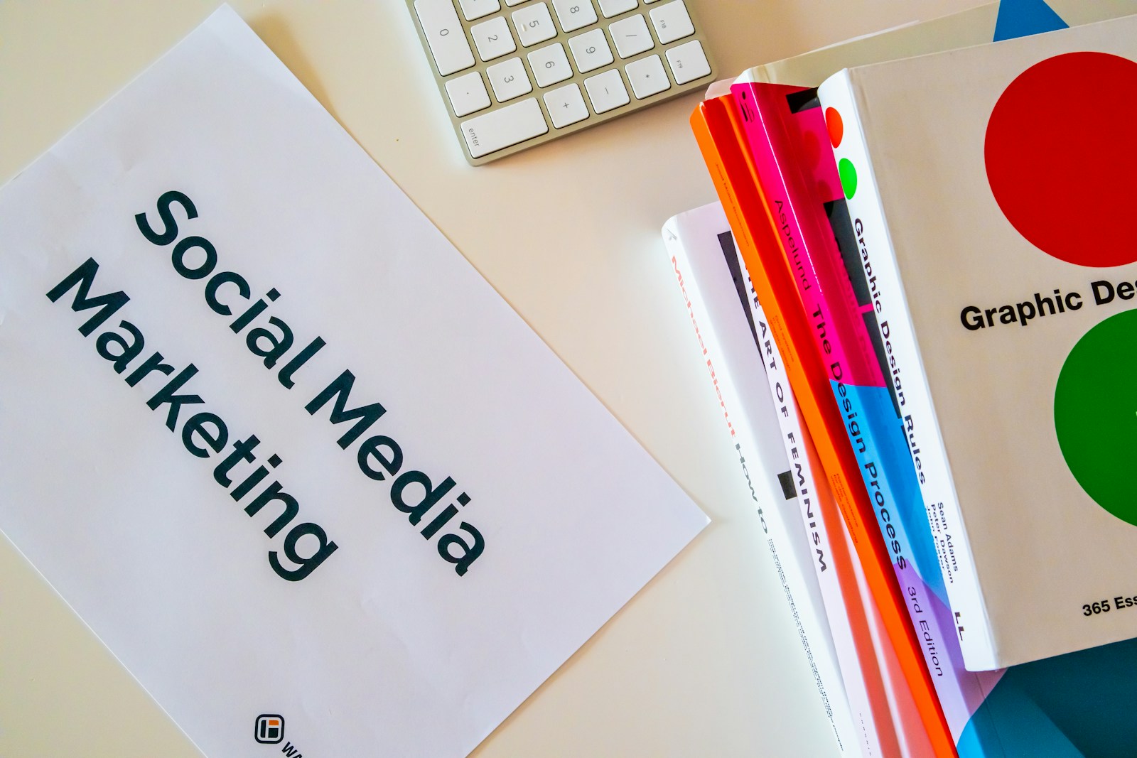 a sign that says social media marketing
